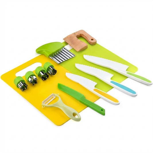 A Montessori gyerek konyhai készlet eszközei szépen elrendezve egy sárga vágódeszkán, bemutatva a különböző méretű műanyag késeket, a hullámos fém vágót, a krokodil mintás fa vágót, a zöldséghámozót és a négy darab fém formanyomót.