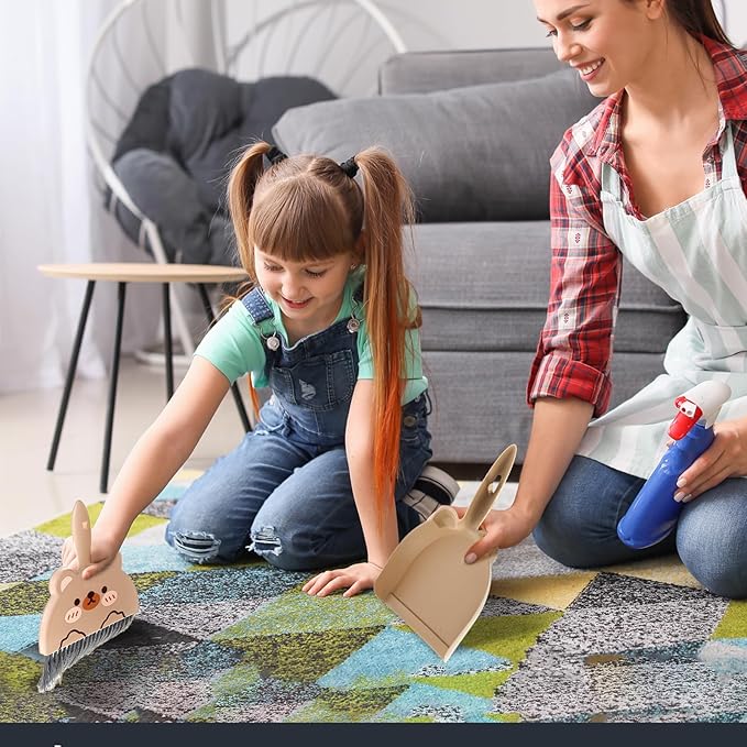 Kislány maci formájú gyerek seprűvel és lapáttal takarít a szőnyegen, anyukájával együtt – Montessori takarító szett