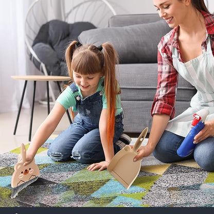 Kislány maci formájú gyerek seprűvel és lapáttal takarít a szőnyegen, anyukájával együtt – Montessori takarító szett