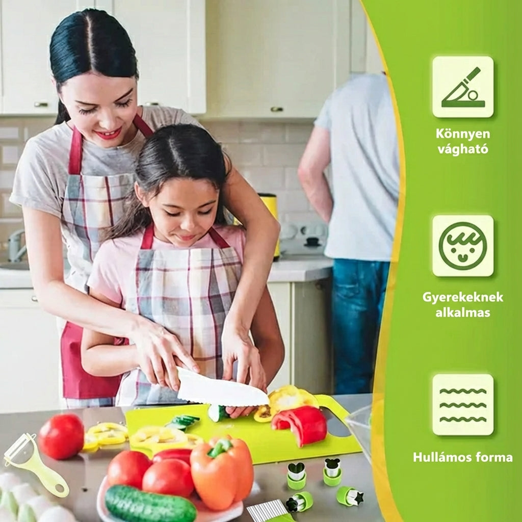 Édesanya és kislánya közösen vágnak paprikát a biztonságos Montessori gyerekkéssel. A jobb oldali ikonok kiemelik az eszközök előnyeit: könnyen vágható, gyerekeknek alkalmas és hullámos formát is tartalmaz.