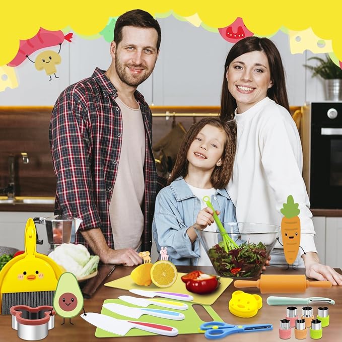 Mosolygó család a konyhában a kiterített BaBo gyerekkés szettel: vágódeszkák, színes kések, formák, nyújtófa és állatfigurás gyümölcsvillák.