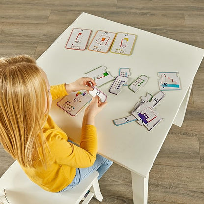 Gyerek az asztalnál Numberblocks számolós kirakót rak ki 1-20-ig, önálló játék közben