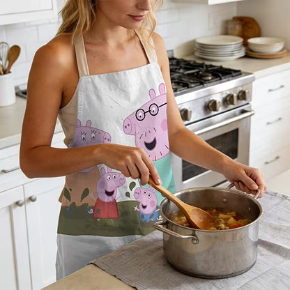 Egy nő Peppa Malac mintás vászon kötényt visel, miközben egy fazékban ételt kever a tűzhelynél.