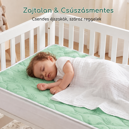 Alvó kisgyerek zajtalan matracvédőn, nem zörög és nem csúszik el fordulás közben